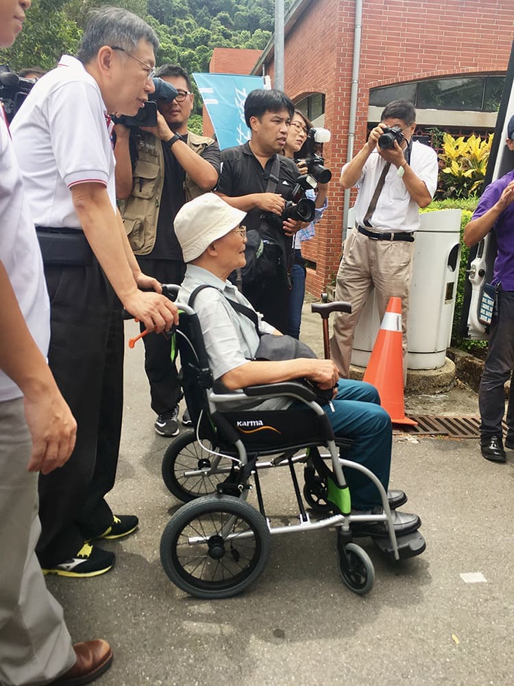 台北市長柯文哲啟動「銀髮樂活行」，康揚超輕輪椅場場隨行