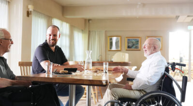 輪椅的黃金座背角度帶來 4 大改變：從姿勢到社交自信的全面提升