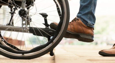 【專利】舒弧防傾桿：一踩過階，照護更省力