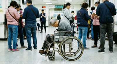 「阿公怎麼都不愛說話？」長輩坐輪椅總低頭，可能不是心情不好，而是「坐」錯了！