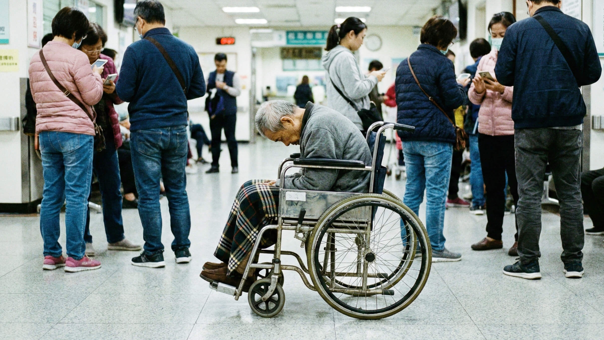 「阿公怎麼都不愛說話？」長輩坐輪椅總低頭，可能不是心情不好，而是「坐」錯了！